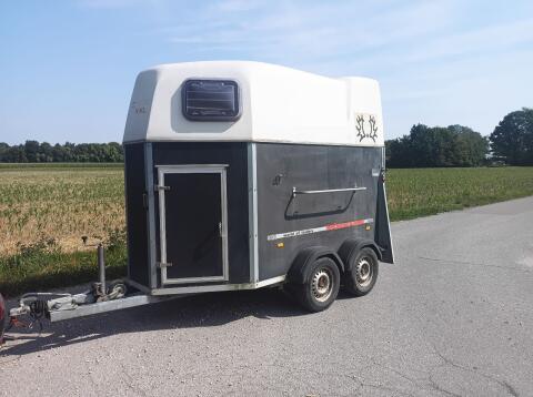 Pferdeanhänger mit Aluboden von WM Meyer 2.500 kg Cosmo XXL