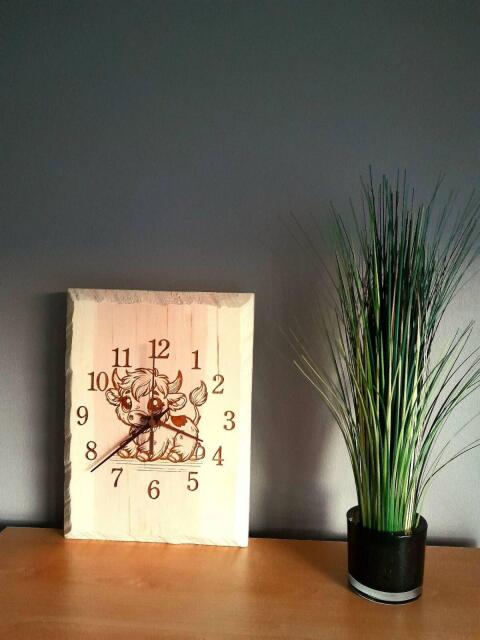 Küchenuhr, Wanduhr, Zimmeruhr aus Zirbenholz, mit Kälbchen