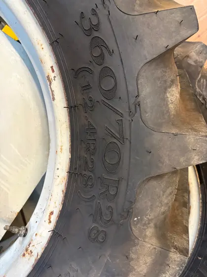 Reifen 12.4R28 oder 360/70R28