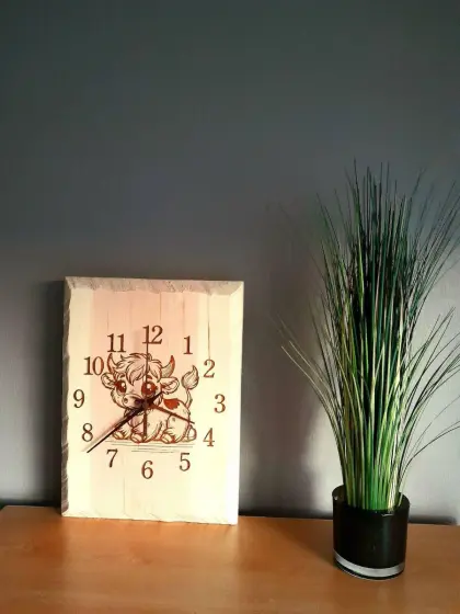 Küchenuhr, Wanduhr, Zimmeruhr aus Zirbenholz, mit Kälbchen