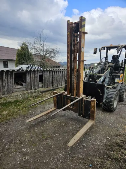 Hubgerüst mit abnehmbarem Ballenspieß