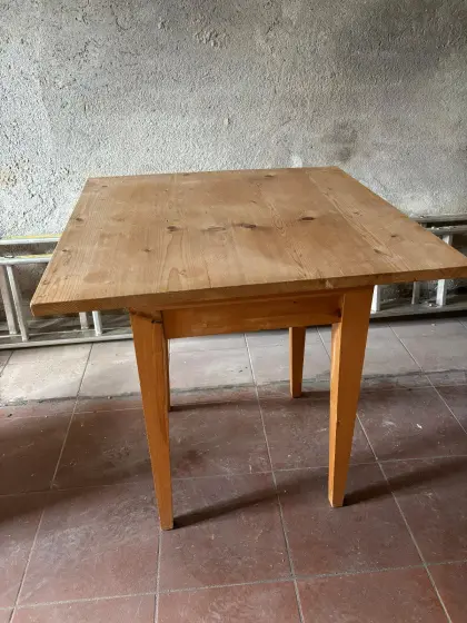 Alter Vollholz-Tisch