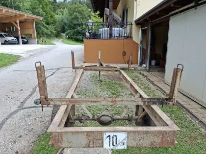 Kleiner Holzanhänger