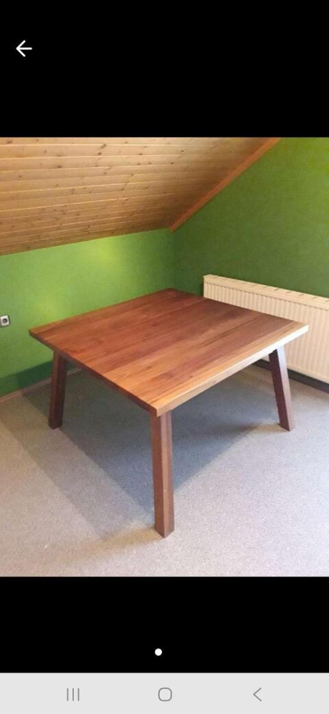 Esstisch aus Massivholz, Nussholz