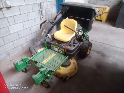 John Deere Z335e Aufsitzmäher