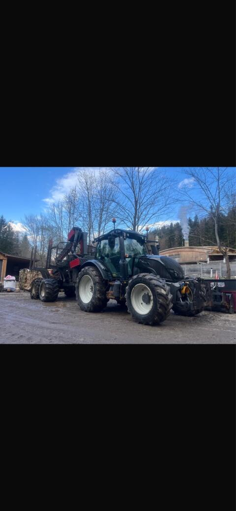 Valtra N174 Direct mit John Deere Krananhänger