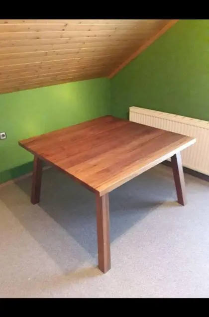 Esstisch aus Massivholz, Nussholz