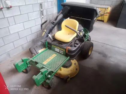 John Deere Z335e Aufsitzmäher