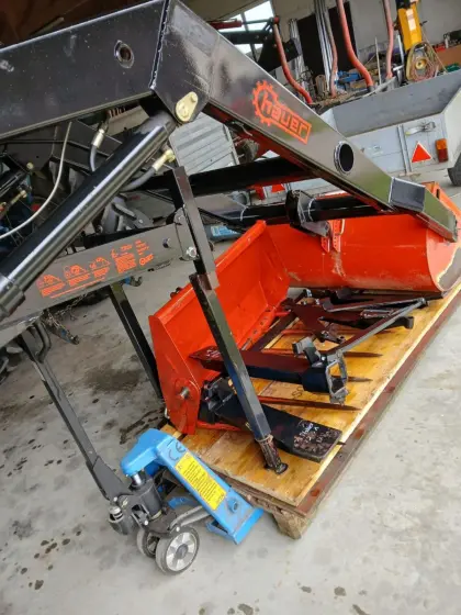 Hauer Frontlader MF 240
