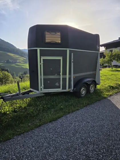 Verkaufe Humer Doppel-Pferdeanhänger