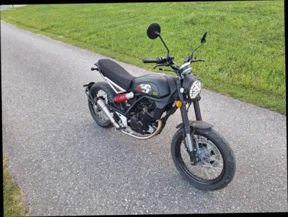 Motorrad 125 ccm, neu