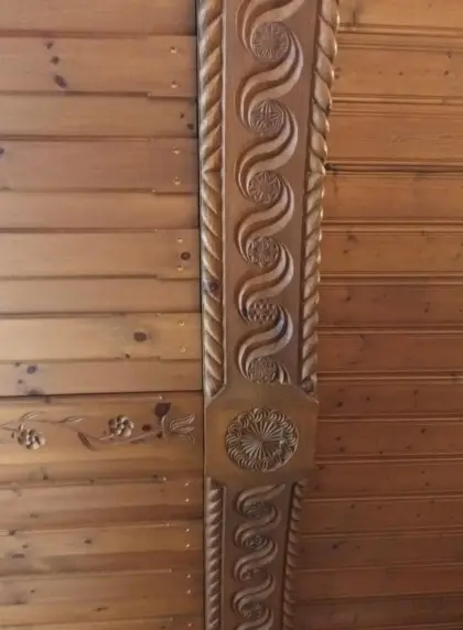 Schöne geschnitzte Holzdecke