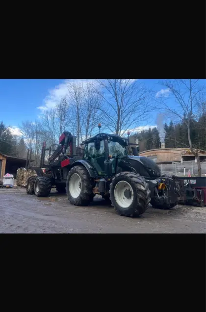 Valtra N174 Direct mit John Deere Krananhänger