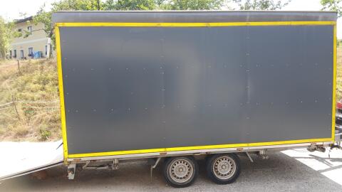 Humer Pkw-Anhänger mit Aufbau und Laderampe