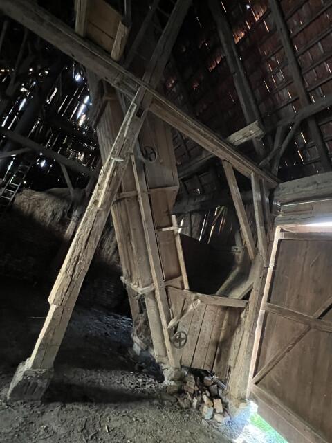Altholz, Kantkölzer, sonnengegerbte Bretter, 24x16 m
