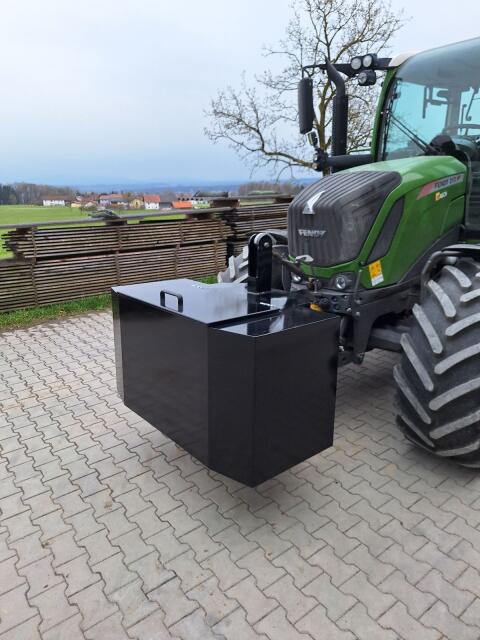 Frontgewicht mit Stauraum