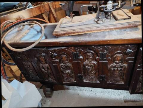 Schrank mit handgeschnitzter Tür
