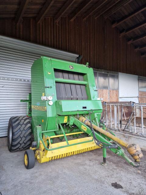 Rundballenpresse John Deere 580