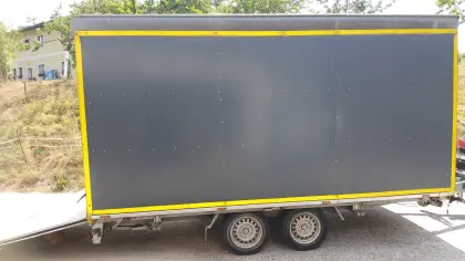 Humer Pkw-Anhänger mit Aufbau und Laderampe