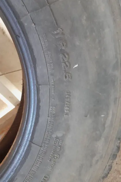 Reifen 12R 22.5