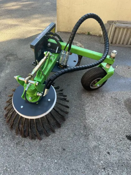 Wildkrautbürste für Avant Hoflader