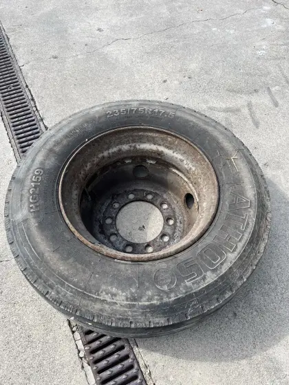 8 Stk. Anhängerreifen 235/75R 17.5