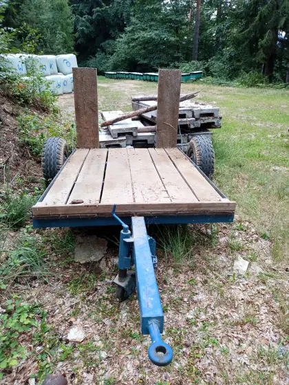Tieflader mit Laderampe