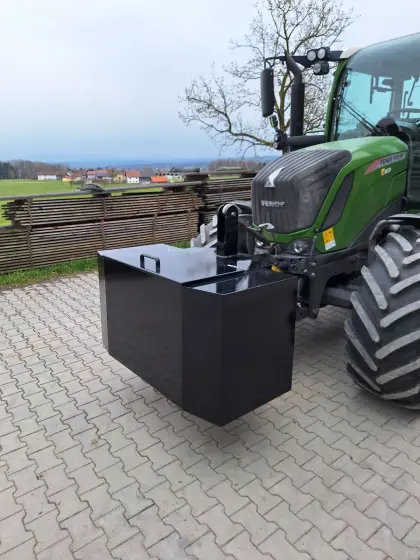 Frontgewicht mit Stauraum