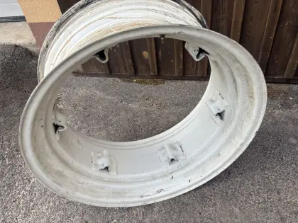 Felgenring für Traktor New Holland 14 x 30 (30 Zoll) T4.55S