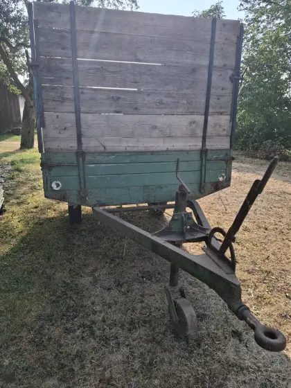 Alter Anhänger, hohe Bordwand