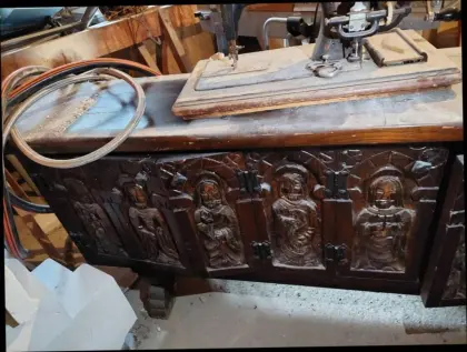 Schrank mit handgeschnitzter Tür