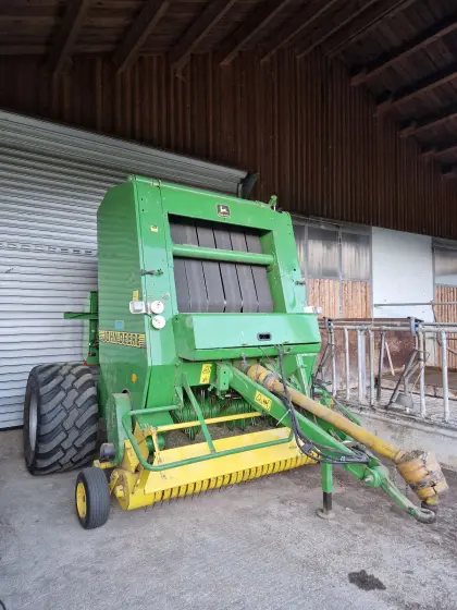 Rundballenpresse John Deere 580