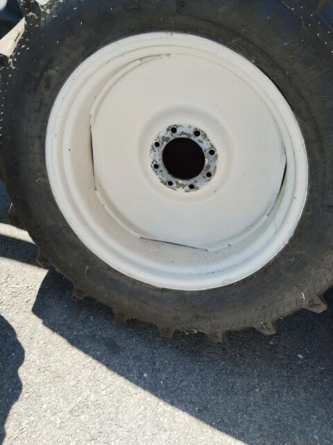 Fiat 45/66 Kompletträder, Bereifung hinten 360/70R28, vorne 10,5/18