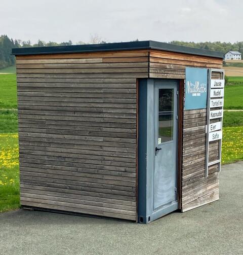 Hofladen, SB-Container mit Holzverkleidung