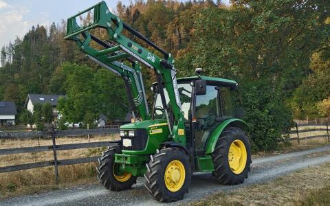 John Deere 5055E mit Frontlader