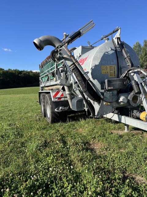 Fliegl Schleppschuh-Pumptankwagen