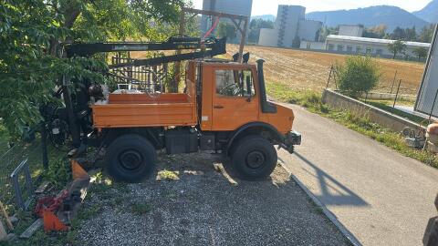 Greiferarbeiten und Kleintransporte mittels Unimog mit Kran