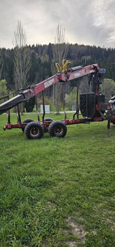Forstanhänger Patu mit 7,8 m Penz Kran