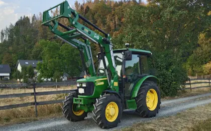 John Deere 5055E mit Frontlader