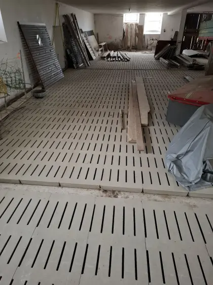 Spaltenboden und Futterautomaten für Schweine
