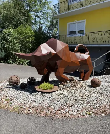 XXL Stier-Skulptur aus 3 mm Cortenstahl, 2 m, massives Metall