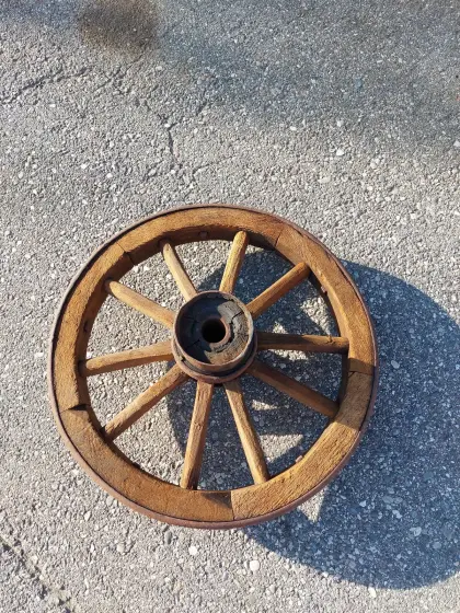 Altes Holzwagenrad