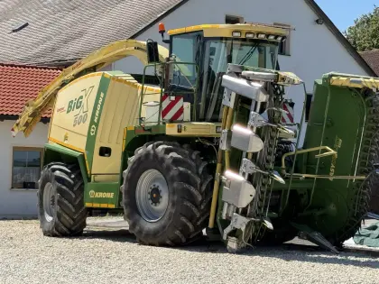 Krone BigX 500 Allrad mit EasyCollect 6.000 Maisgebiss