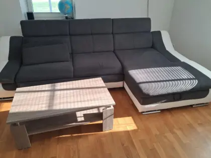 Bettcouch mit Fußteil und Tisch