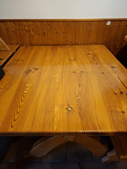Massiver Holztisch zu verkaufen