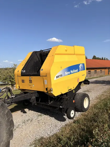New Holland BR750