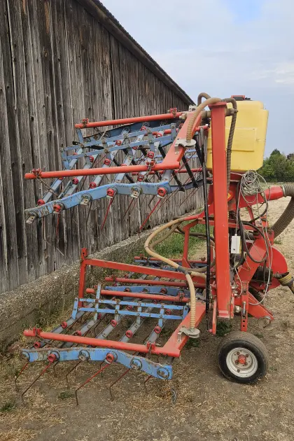 Striegel mit pneum. Streuer