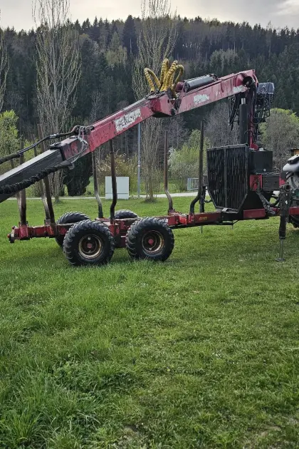 Forstanhänger Patu mit 7,8 m Penz Kran