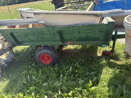 Anhänger mit Kratzboden