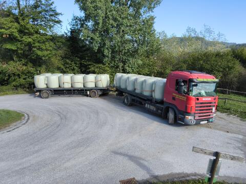 Silageballen mit Transport
